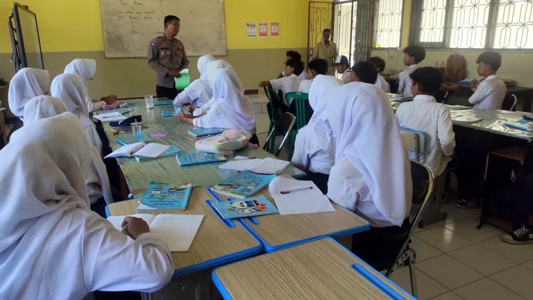 Siswa Kelas IX Ikuti Sosialisasi Bahaya Narkoba dari POLSEK Kuripan